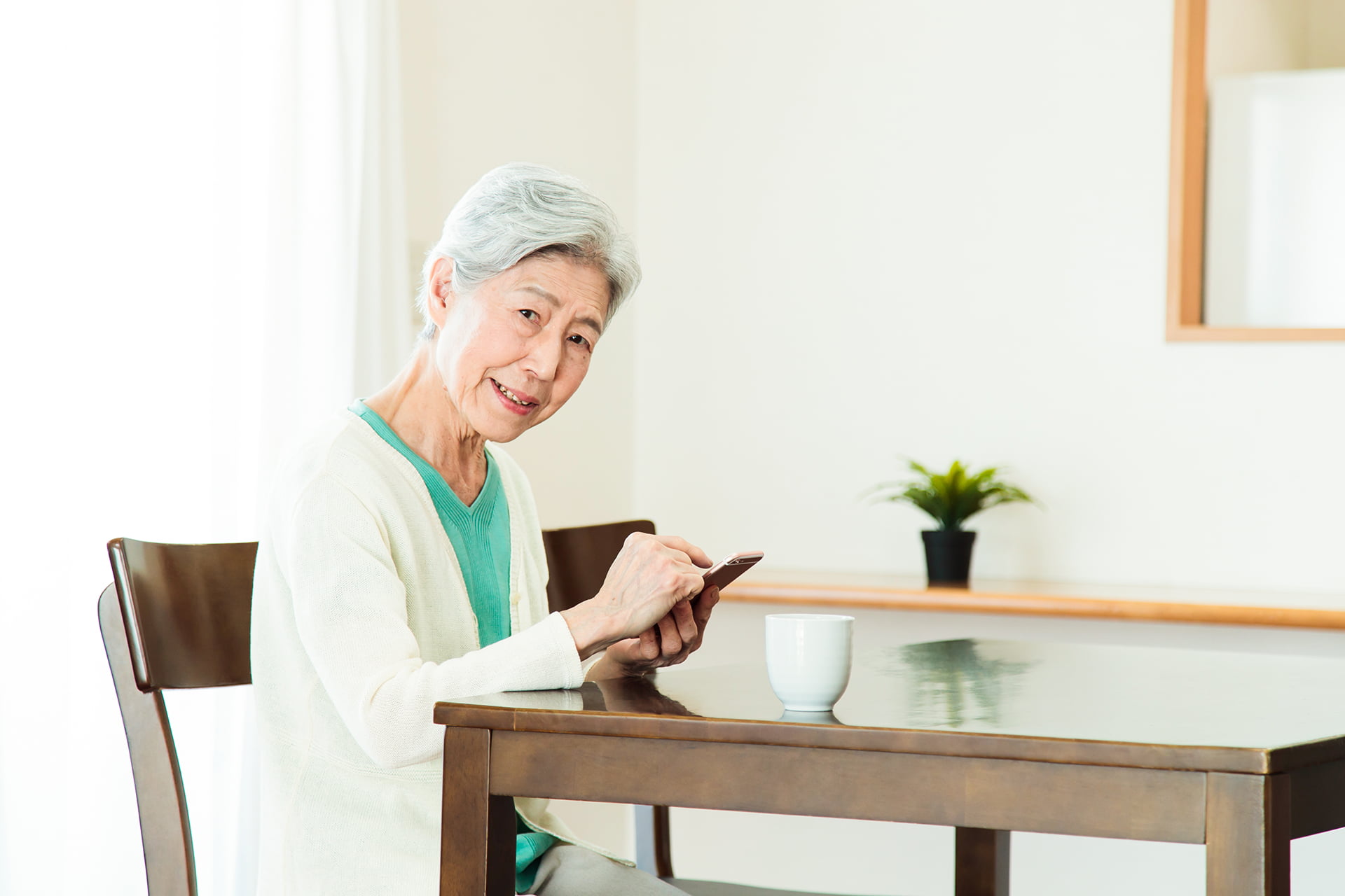 一人での時間を過ごす高齢者