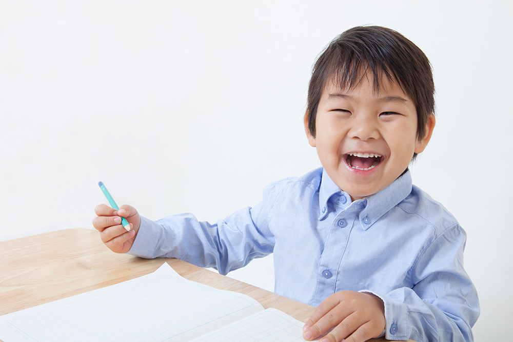 楽しみながら勉強をする男の子