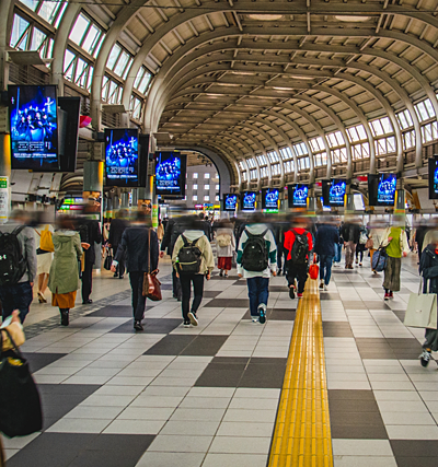 駅構内などの案内板