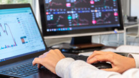 【本当に便利？】デュアルモニターのメリットと活用例10選のアイキャッチ画像